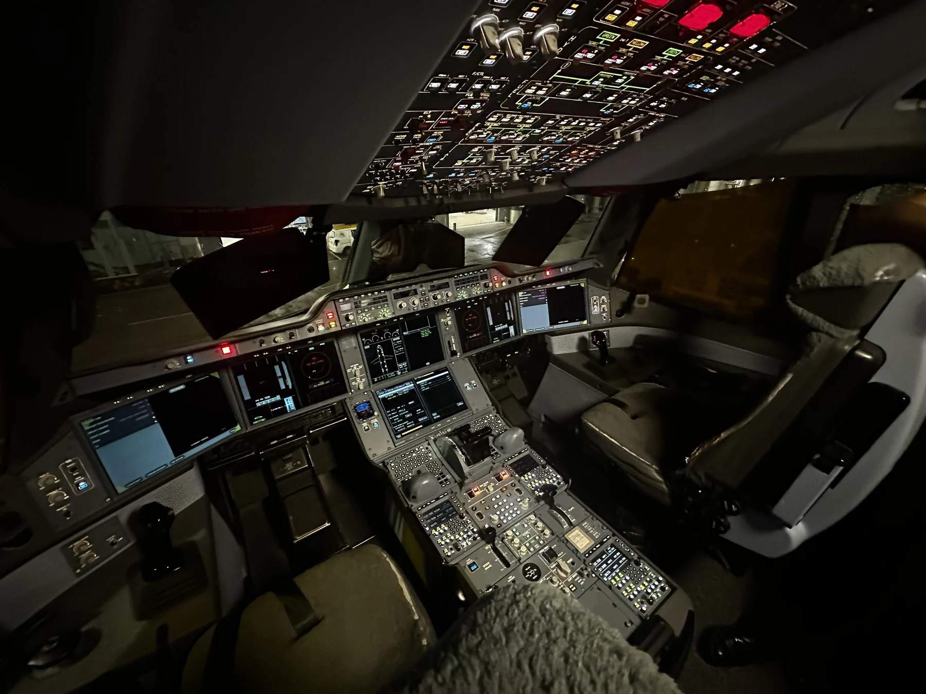 Airbus A350-1000 flight deck and illuminated overhead panel