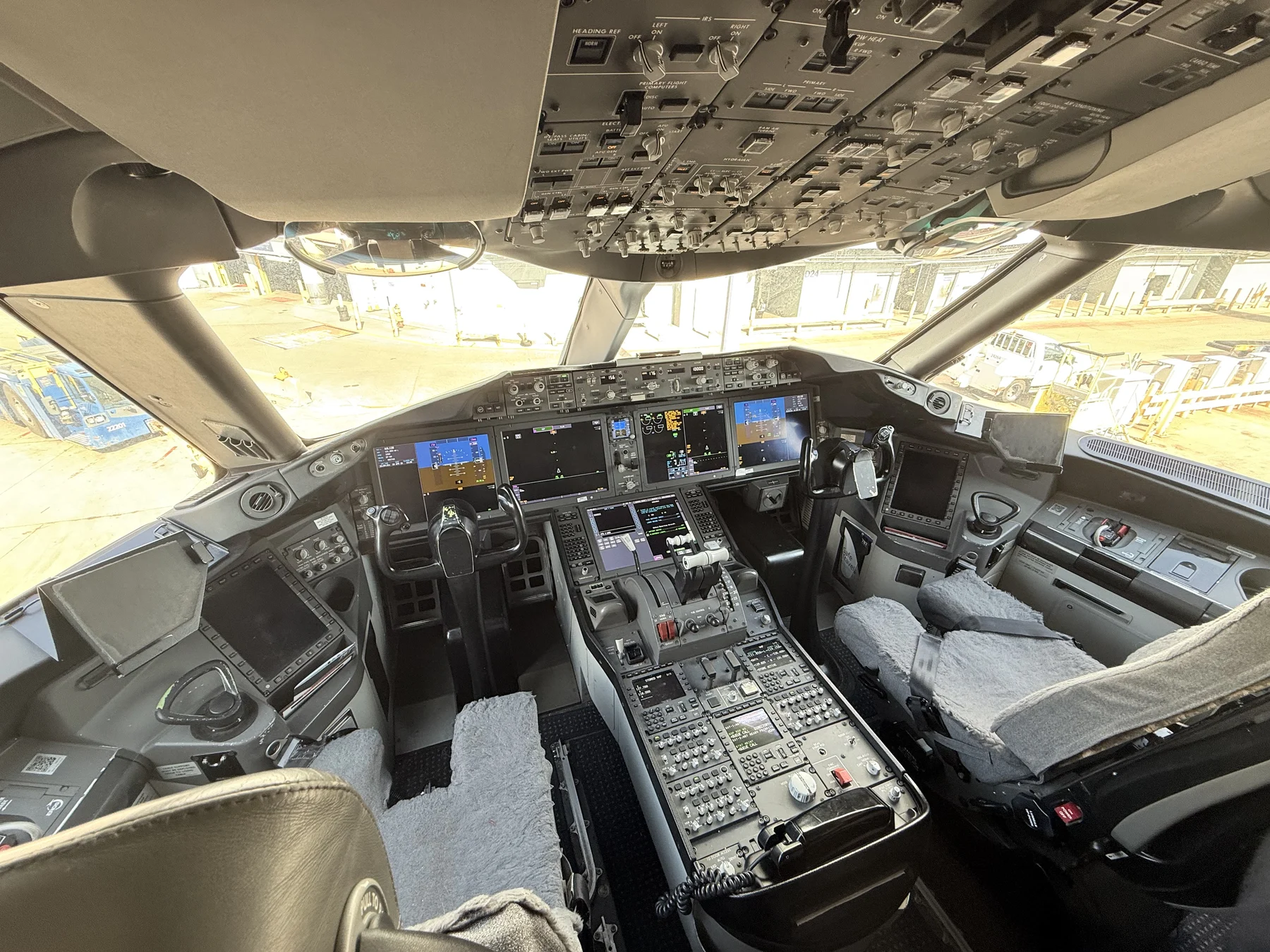 Boeing 787-9 flight deck, center console, and overhead panel